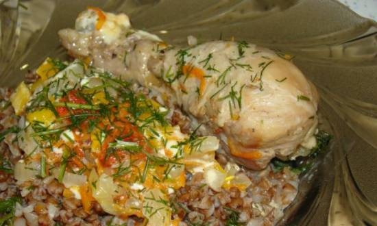 מקל תוף עוף עם ירקות בסיר איטי