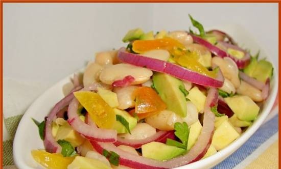 Bean salad with avocado and red onion