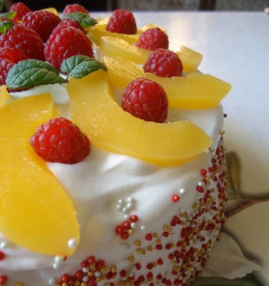 Cake Tea with cream and raspberries