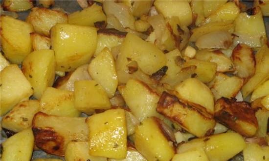 תפוחי אדמה עם בצל, שורשים וטימין בתנור