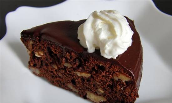 Chocolate cake with walnuts