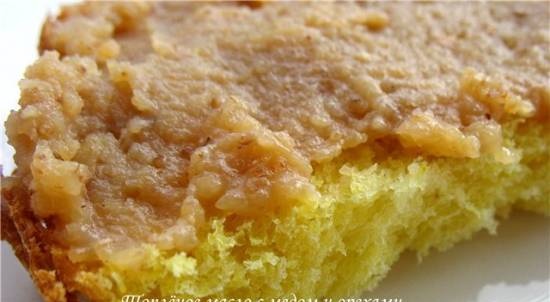 Gesmolten boter met honing en noten in Brand 3801 broodbakmachine