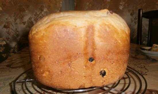 White bread with raisins and walnuts