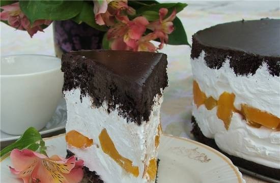 Creamy chocolate cake with peaches