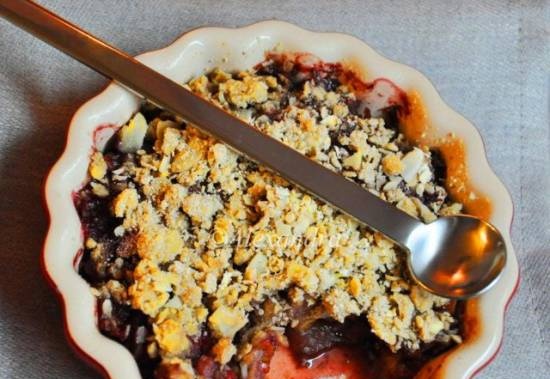 Pear-raspberry crumble with thyme