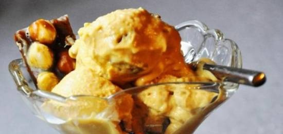 Sugar-free pumpkin ice cream with hazelnut-mango fudge made from fried white chocolate