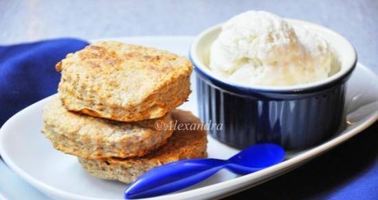 English style breakfast with blue Stilton cheese: oat-cheese scones with thyme and vanilla-cheese ice cream with pepper