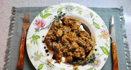 Quick hot appetizer chicken liver with thyme