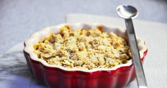 Crumble with tropical fruits and oat-almond-coconut crumbs