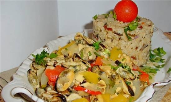 Mussels with vegetables in white sauce