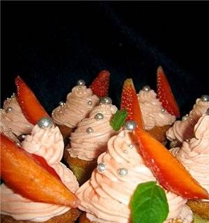 Cottage cheese cupcakes with strawberry cream