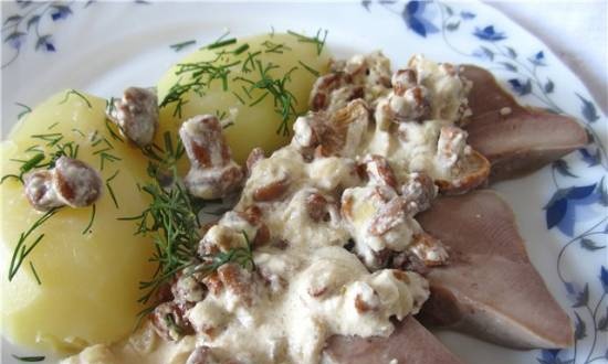 Lengua de cerdo en salsa cremosa con rebozuelos en olla de cocción lenta