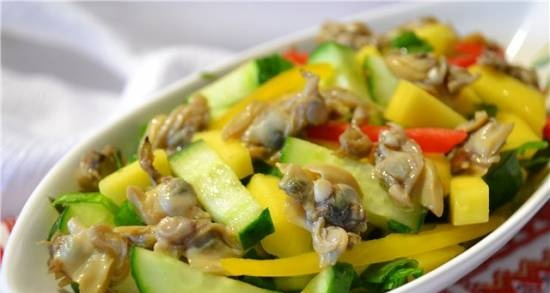 Salad with mango, cucumber and smoked shells