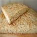 Pan plano de trigo y centeno con queso, eneldo y cebolla
