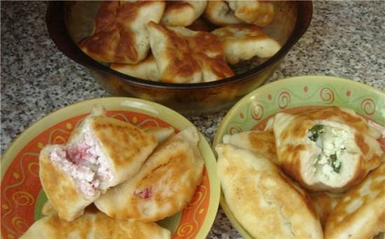 Duet of pies:
Fried pies with cottage cheese and raspberries + pies with onions and eggs