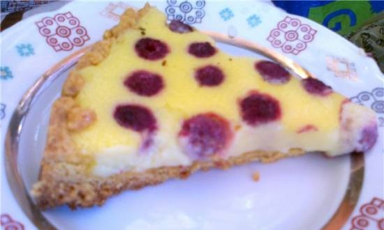 Cream pie with raspberries