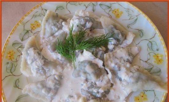 Ravioli với bánh quy gà, rau bina và sốt kem phô mai