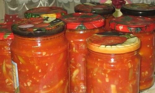Spicy zucchini in tomato sauce
