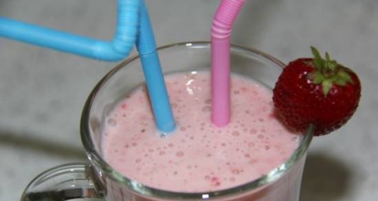 Yogurt strawberry banana cocktail