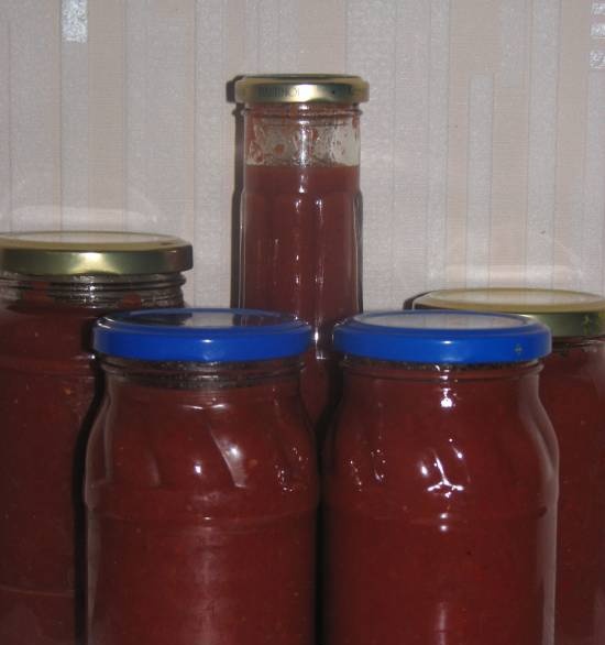 Tomato ketchup with plums, peppers and apples