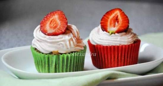 Strawberry cupcakes with strawberry cheese cream