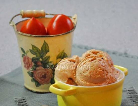 גלידת שזיפים-עגבניות עם תבליני זנגוויל