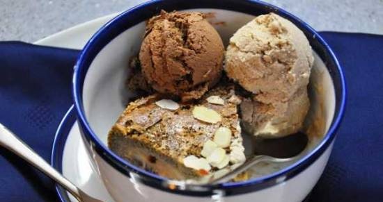 ארוחת בוקר ביום ראשון: שארלוט שיפון עם אנטונובקה ושני סוגי גלידה עם חצילים