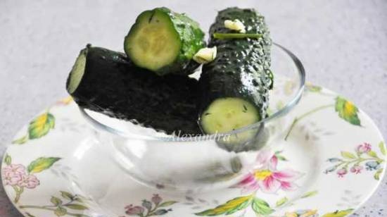 Licht gezouten komkommers (snel recept + video)