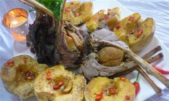 Lamb baked with quince
