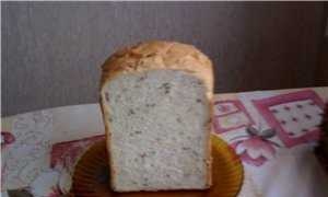 לחם עם זרעים וחזה מעושן מטוגן במכונת לחם