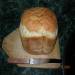 Fűszeres kenyér fokhagymával és gyógynövényekkel egy kenyérsütőben