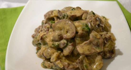 Beef kidneys stewed with sour cream