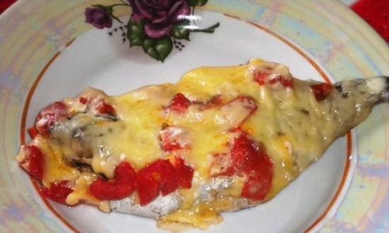 Pampanito al horno con tomate y queso en olla de cocción lenta
