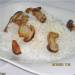 Gekookte rijst met champignons