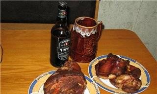 Orejas de cerdo y codillo en cerveza oscura