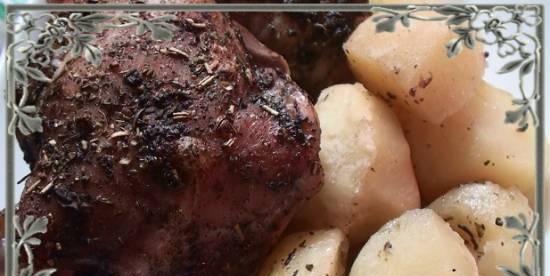 Chicken thighs with potatoes baked in the airfryer