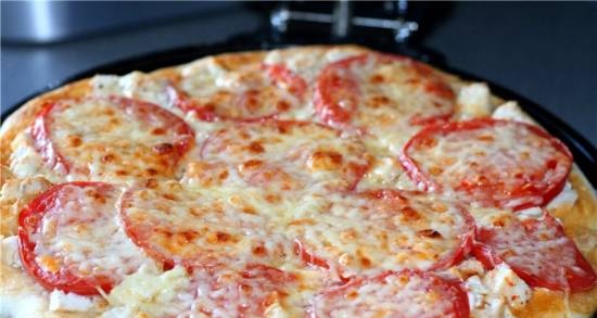 Egyszerű pizza egy pizzakészítőben