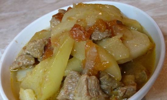 Goulash with potatoes and pear