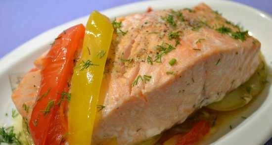 Salmon on a pillow of pepper and apples in Oursson pressure cooker