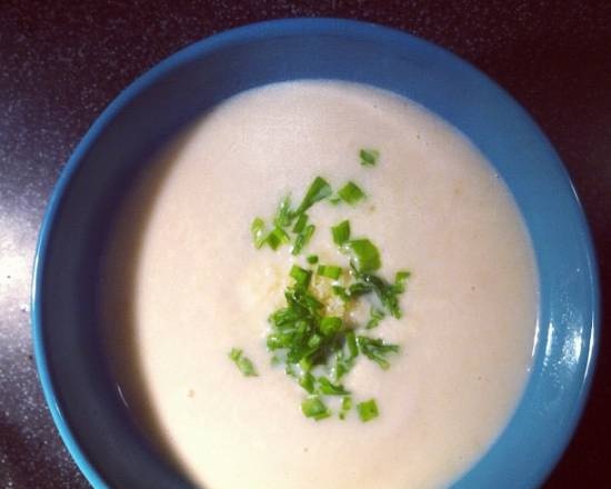 Vegetable cream soup with beans in the Endever SkyLine BS-90 soup blender