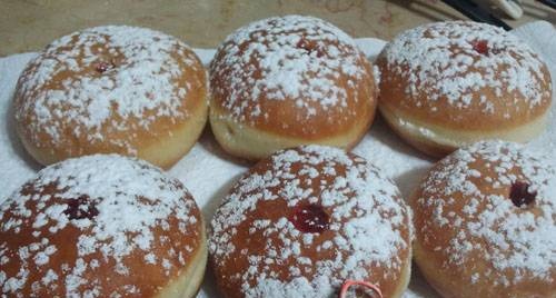 Donuts de Hanukkah hechos con masa fría