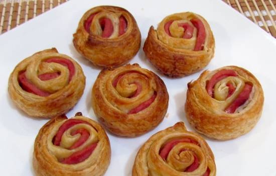Sausage "roses" in puff pastry (oven)