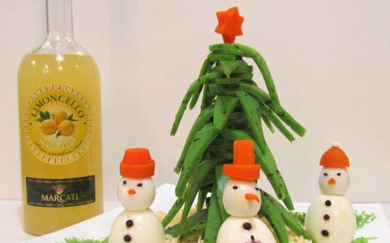 "New Year's Christmas tree" made from green cheese