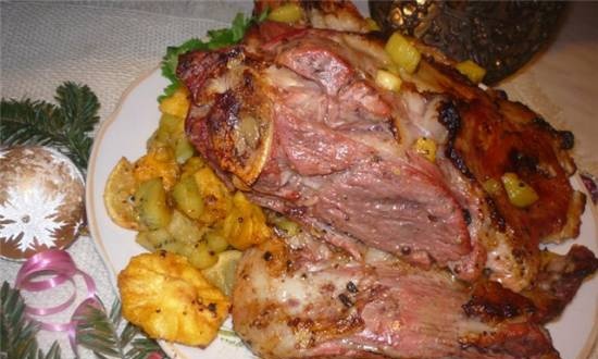 Lamb shoulder baked with sun-dried
pineapple and kiwi