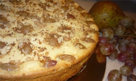 Custard cottage cheese with pears and grapes