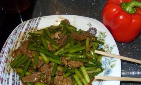 Carne al estilo chino con brotes de ajo (en olla de cocción lenta)