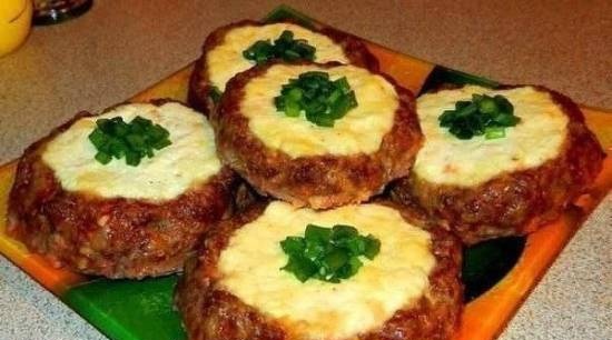Meat "cheesecakes" - a quick dinner.