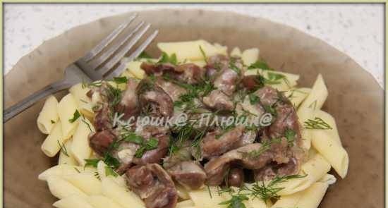 Frattaglie di pollo in salsa di panna acida e aglio (multicooker marca 37501)