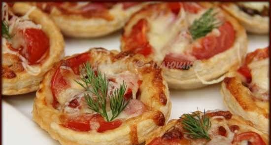 Mini pizzas with smoked sausages