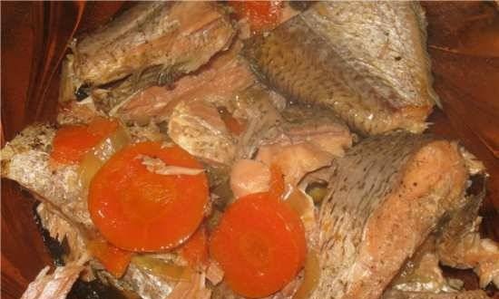 River fish stewed with vegetables in the Comfort Fy 500 pressure cooker